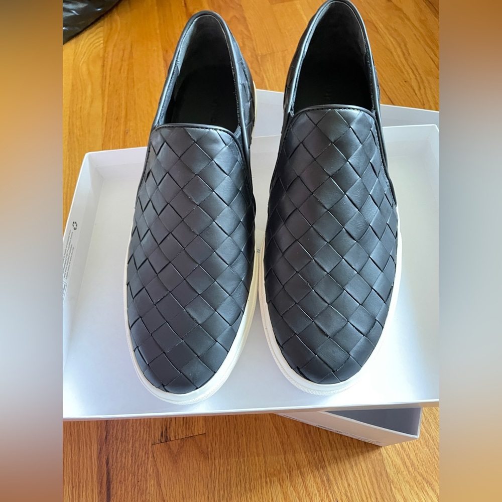 Removable insole
Leather upper and lining/rubber sole
Imported
Men's Shoes